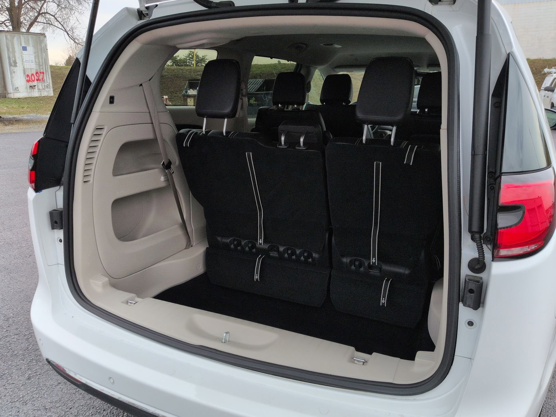 Used 2023 Chrysler Pacifica Touring-L image 25