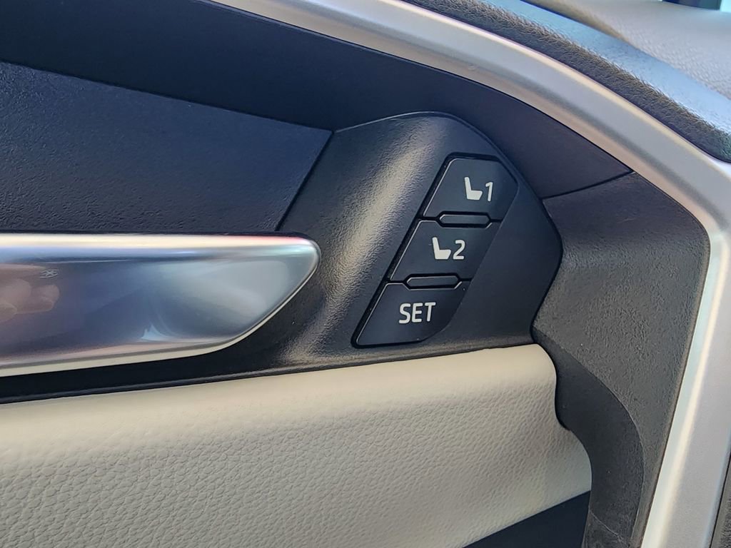 Used 2022 Toyota RAV4 XLE Premium image 16