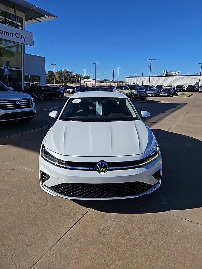 Used 2025 Volkswagen Jetta SE image 2