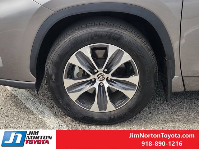 Used 2025 Toyota Highlander XLE AWD/4WD image 12