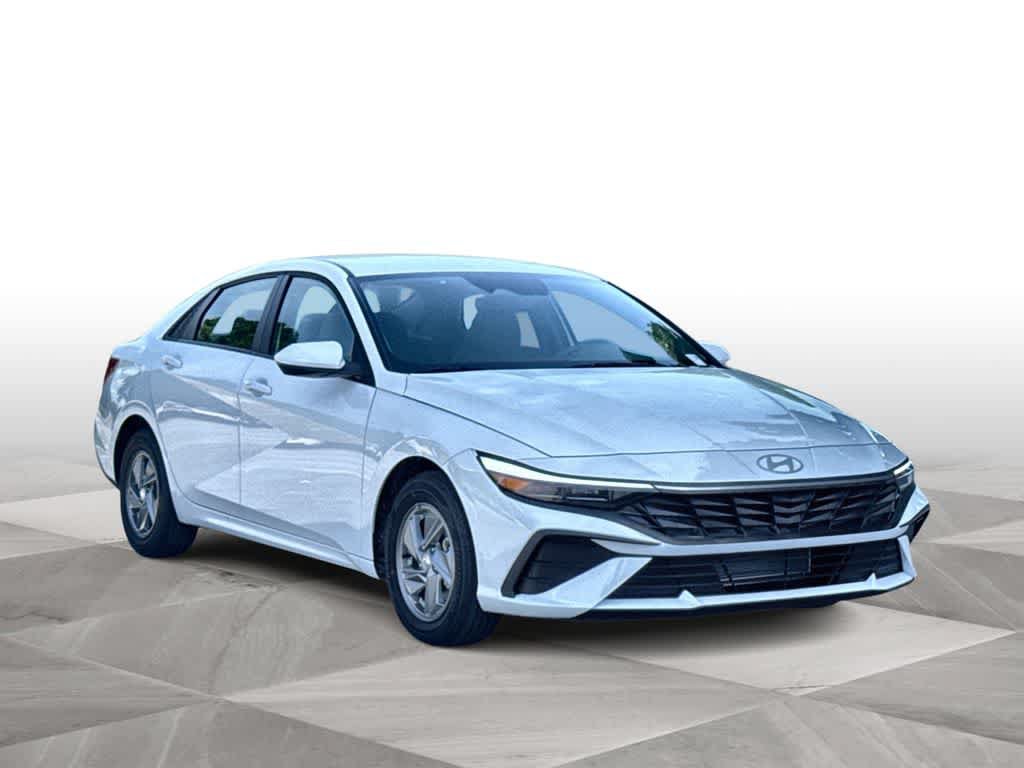 New 2026 Hyundai Elantra SE FWD image 2
