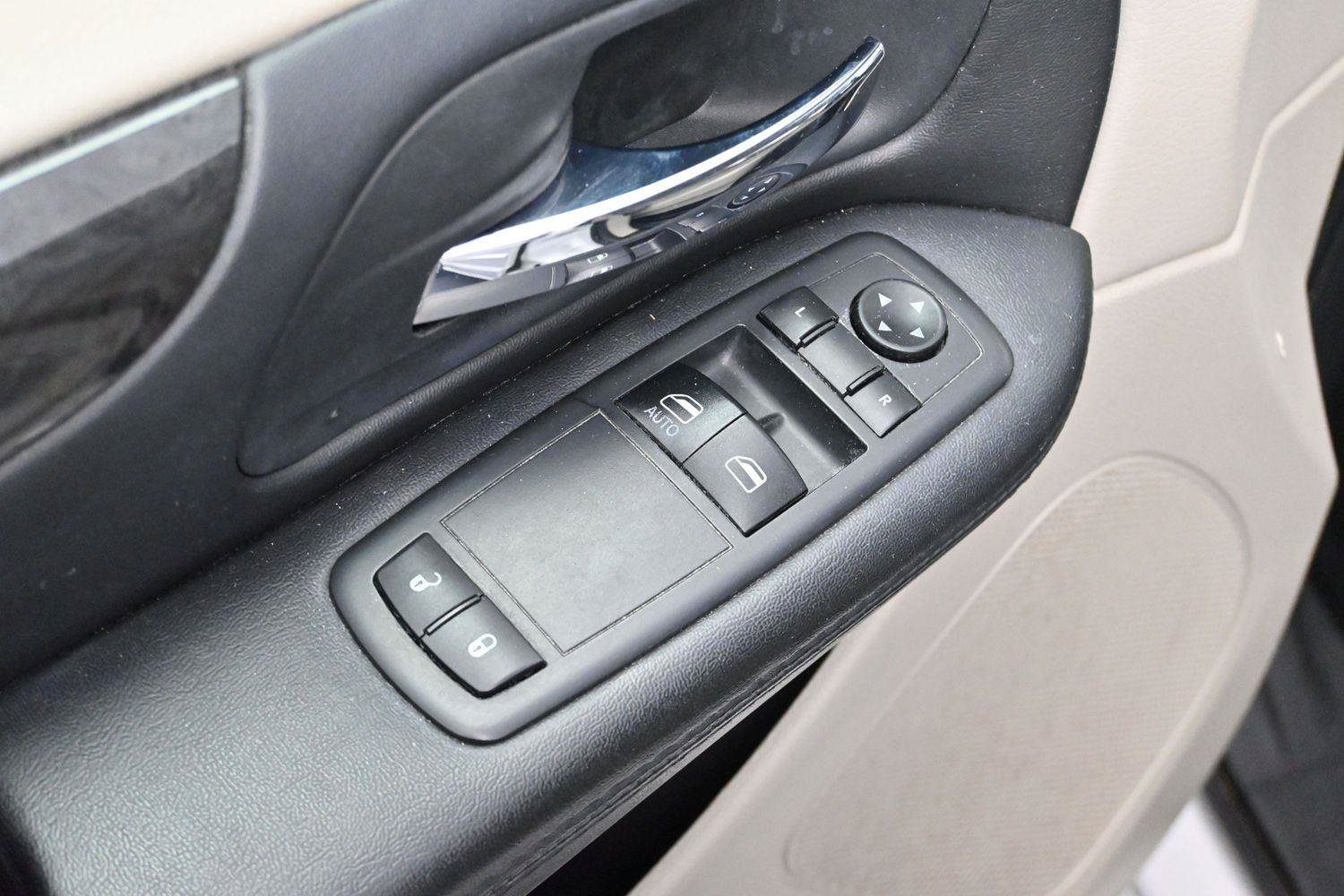 Used 2017 Dodge Grand Caravan SE FWD image 10