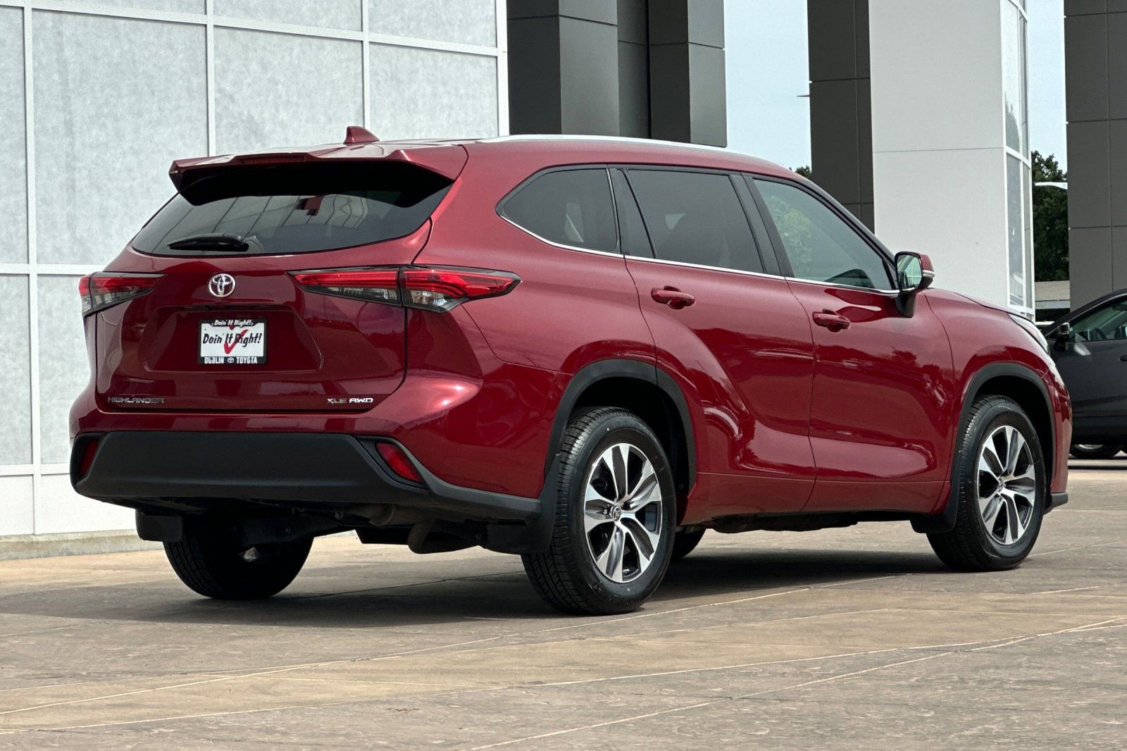 Used 2023 Toyota Highlander XLE image 4