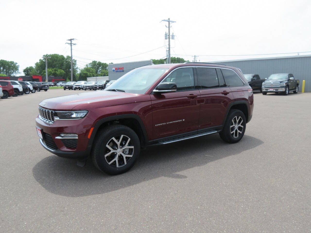 Used 2025 Jeep Grand Cherokee Limited w/ Trailer Tow Package AWD/4WD image 4