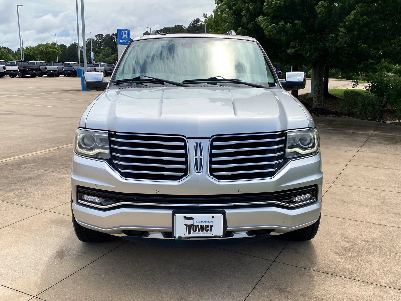Used 2017 Lincoln Navigator L Select RWD image 2