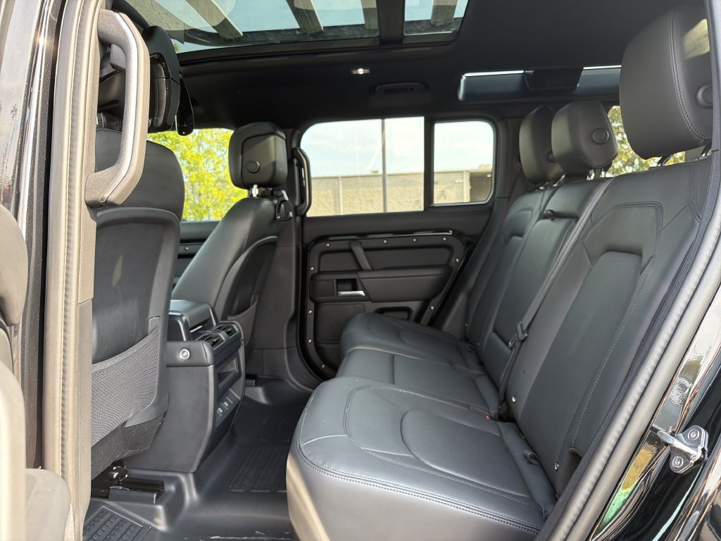 Used 2025 Land Rover Defender 110 X-Dynamic SE AWD/4WD image 5