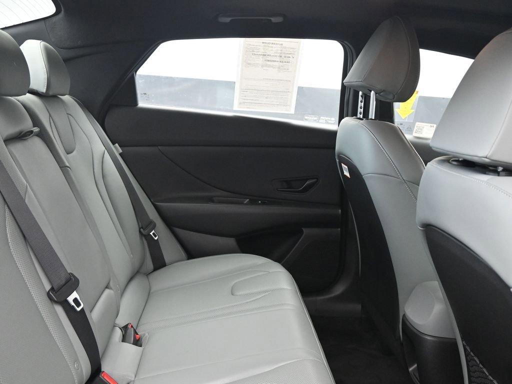 Used 2025 Hyundai Elantra Limited image 13