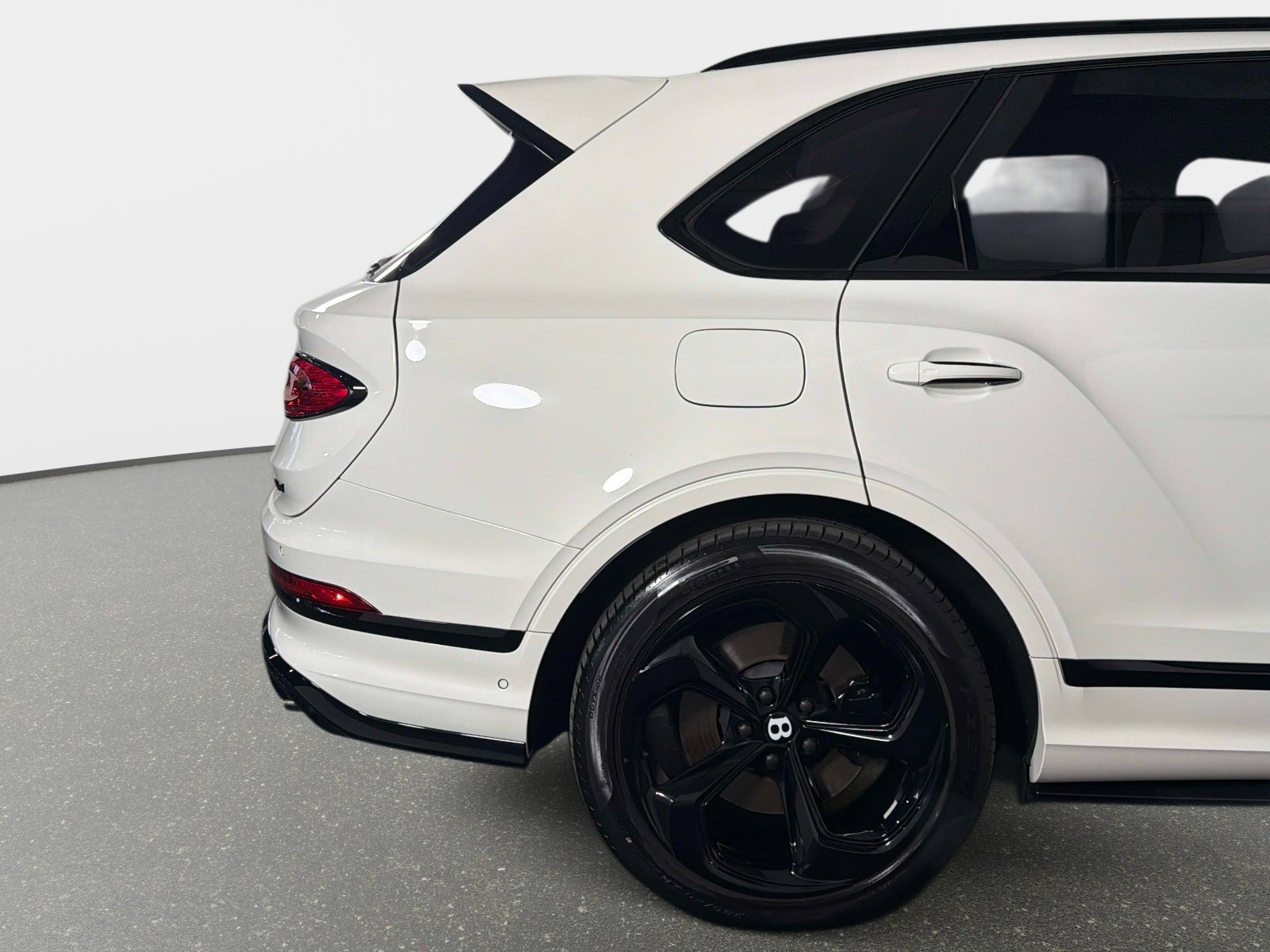 Used 2024 Bentley Bentayga Plug-In Hybrid image 19
