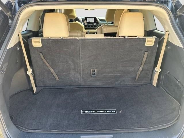 Used 2023 Toyota Highlander XLE AWD/4WD image 19
