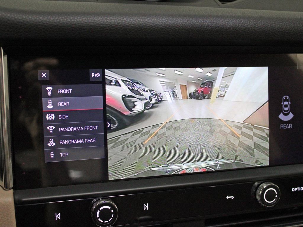 Certified 2025 Porsche Macan AWD/4WD image 26