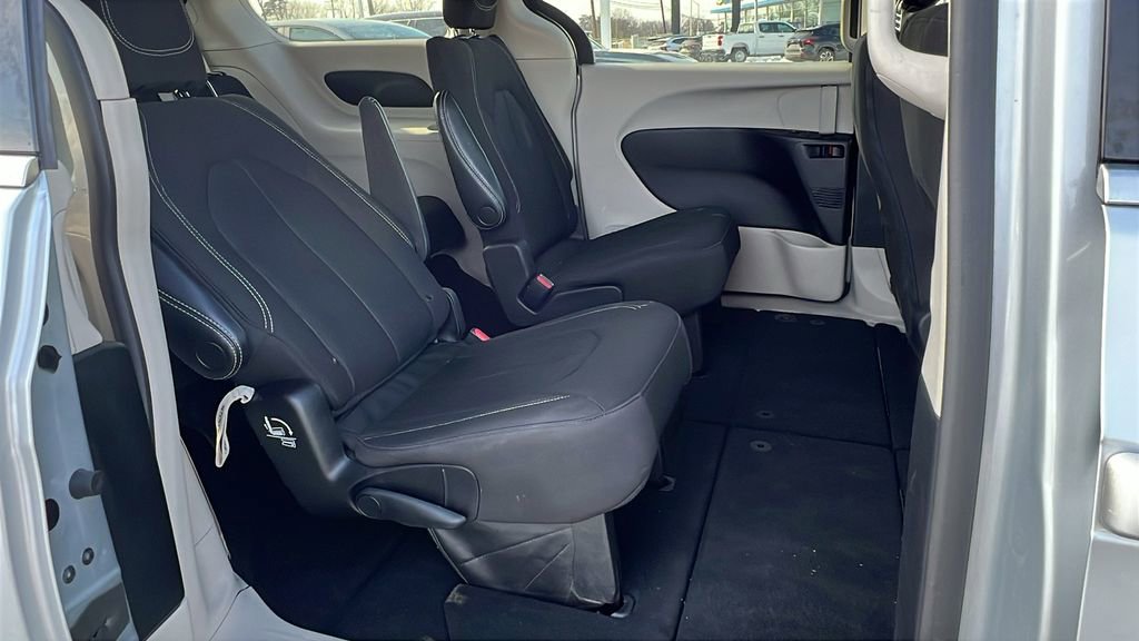 Used 2023 Chrysler Voyager LX image 13