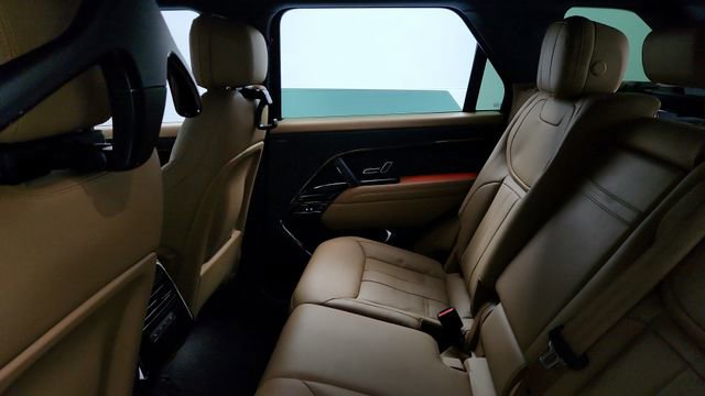 Used 2025 Land Rover Range Rover Sport SE image 18