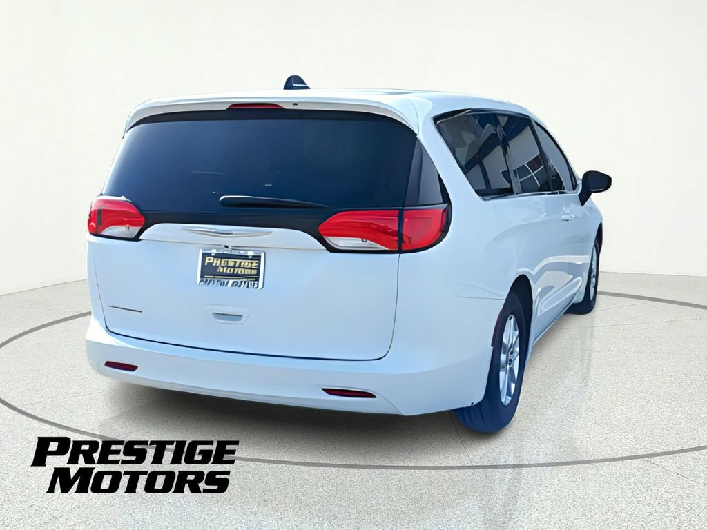 Used 2022 Chrysler Voyager LX FWD image 7