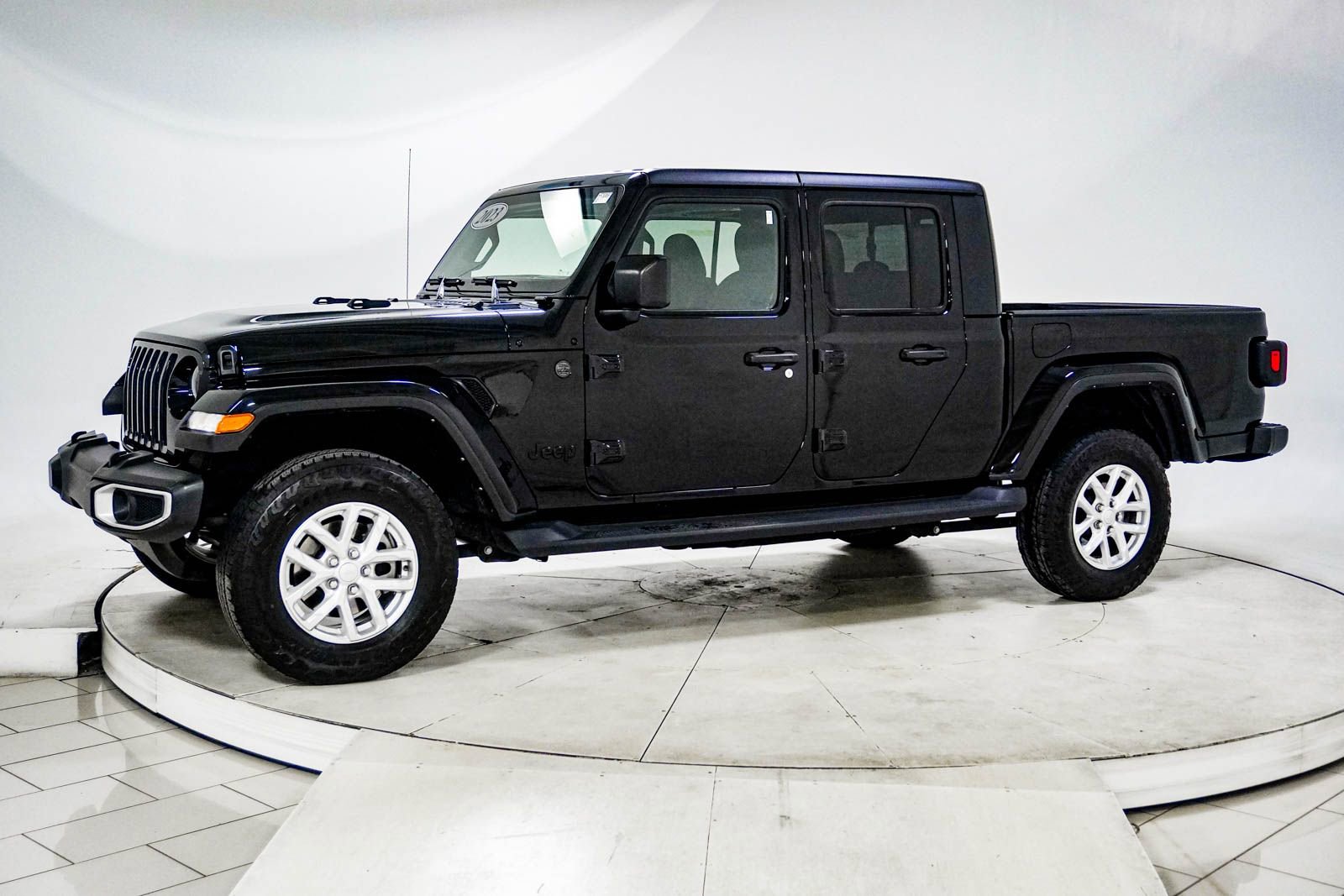 Used 2023 Jeep Gladiator Sport image 3