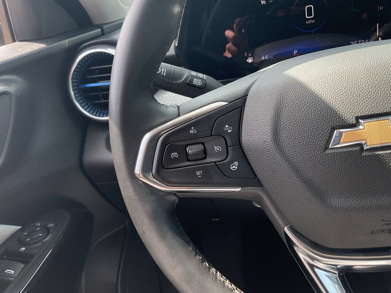 Used 2025 Chevrolet Trax LT w/ LT Convenience Package FWD image 24