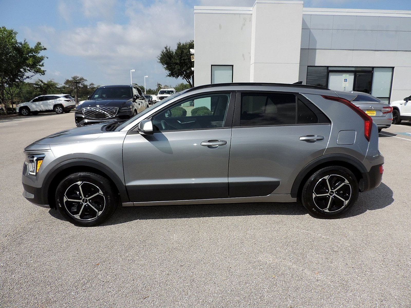 Used 2024 Kia Niro LX FWD image 8