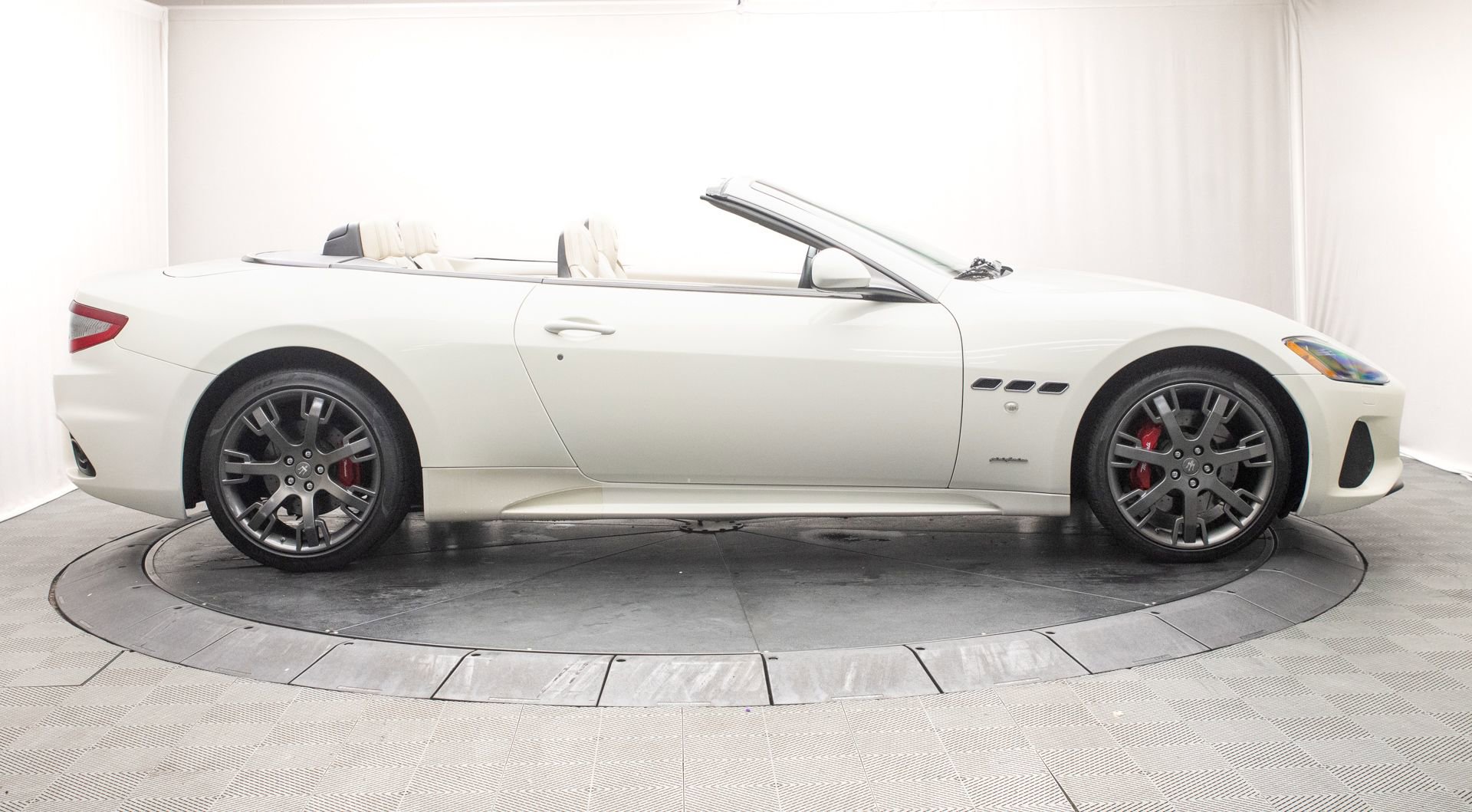 Used 2018 Maserati GranTurismo Sport image 2