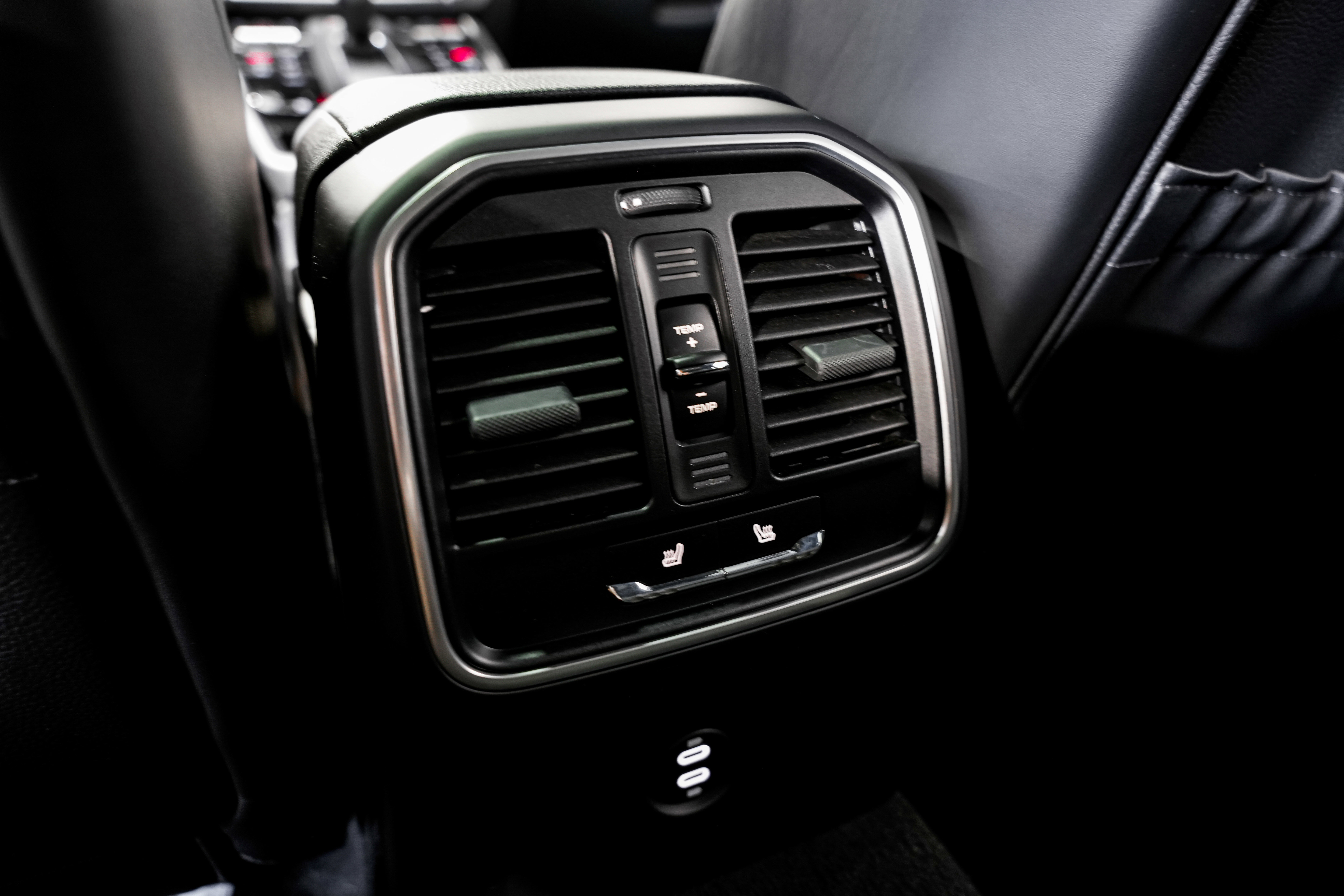 Used 2024 Porsche Macan image 32