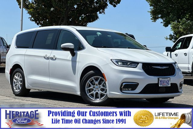 Used 2023 Chrysler Pacifica Touring-L image 2