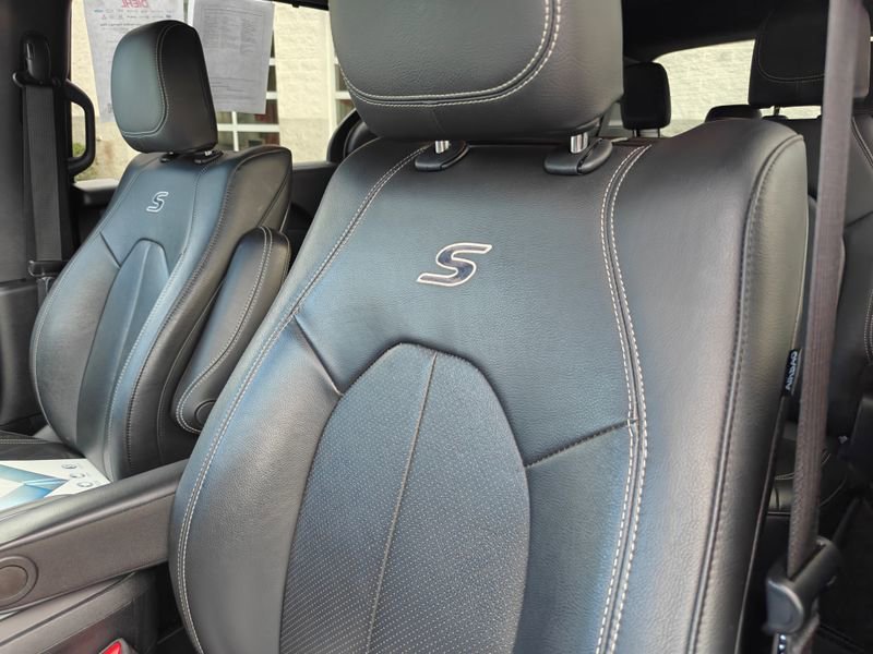 Used 2020 Chrysler Pacifica Touring-L Plus FWD image 12