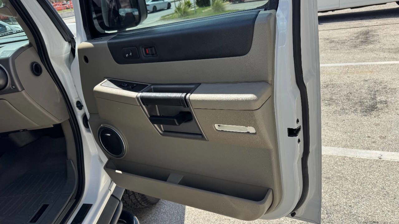 Used 2004 HUMMER H2 w/ Preferred Equipment Group image 18