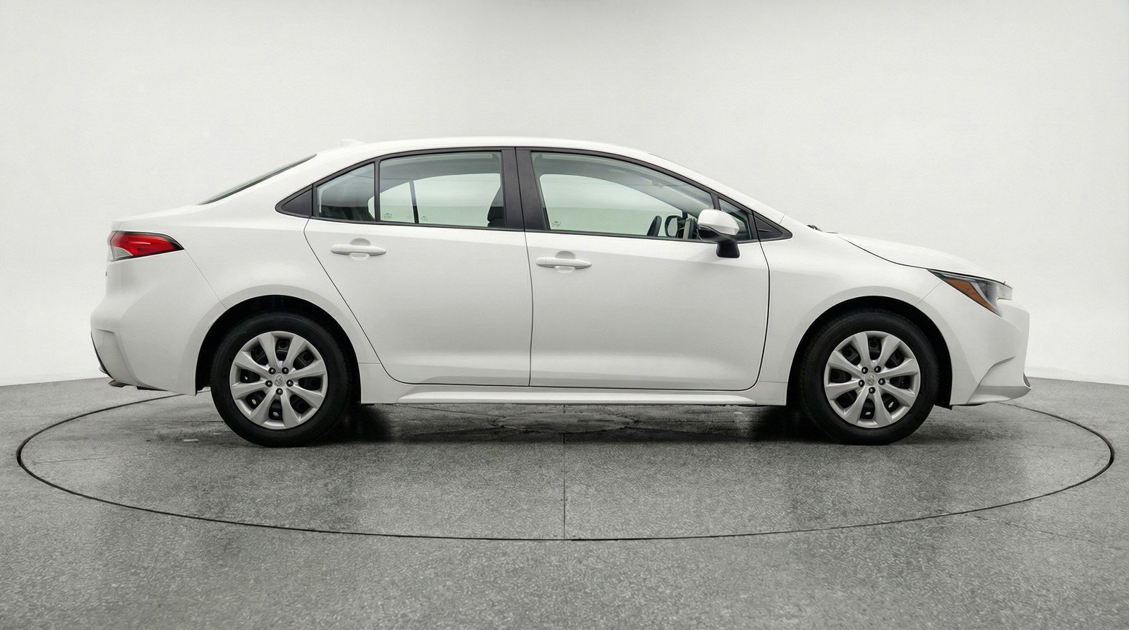 Used 2025 Toyota Corolla LE FWD image 5