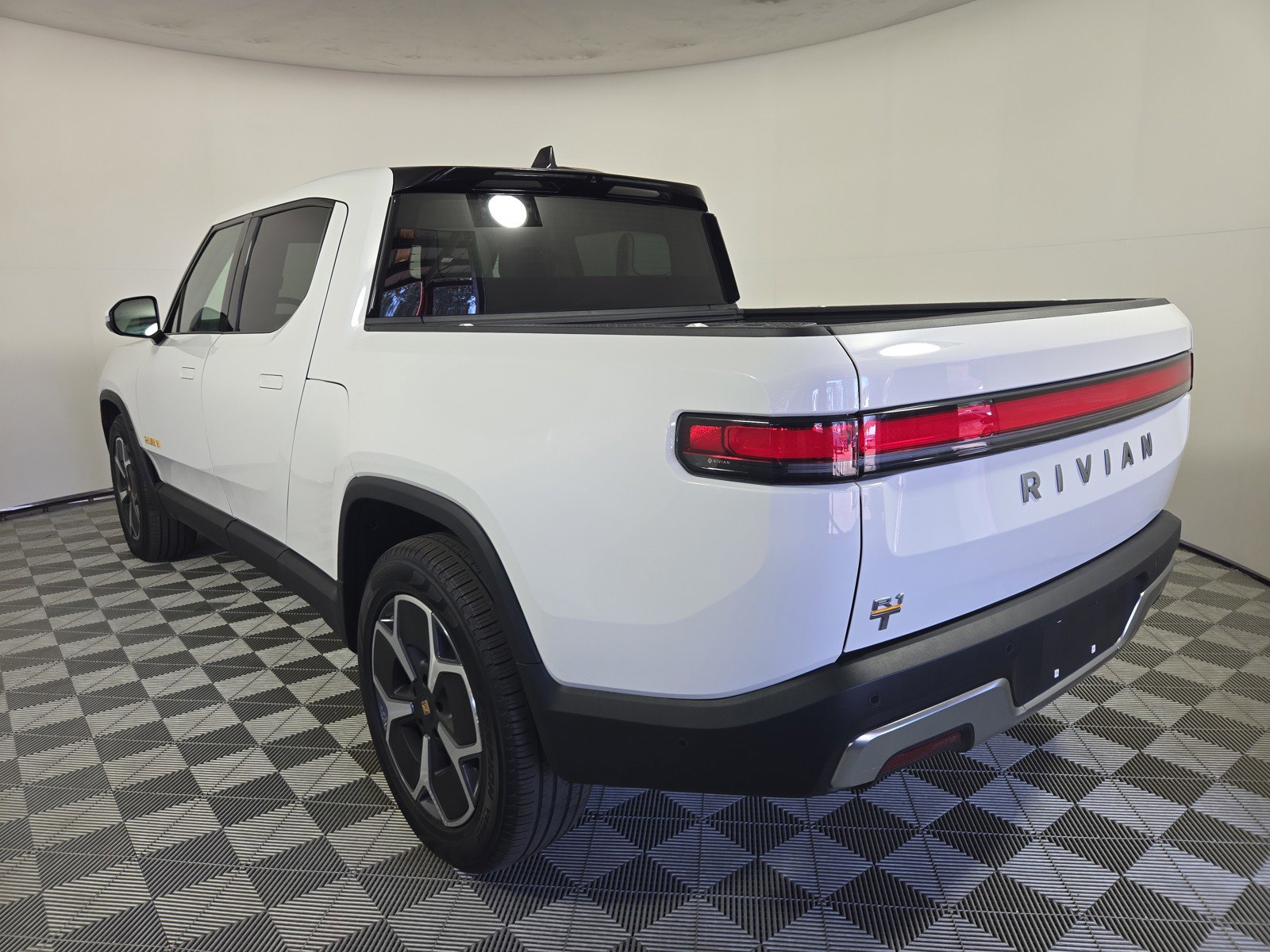 Used 2022 Rivian R1T Adventure image 3