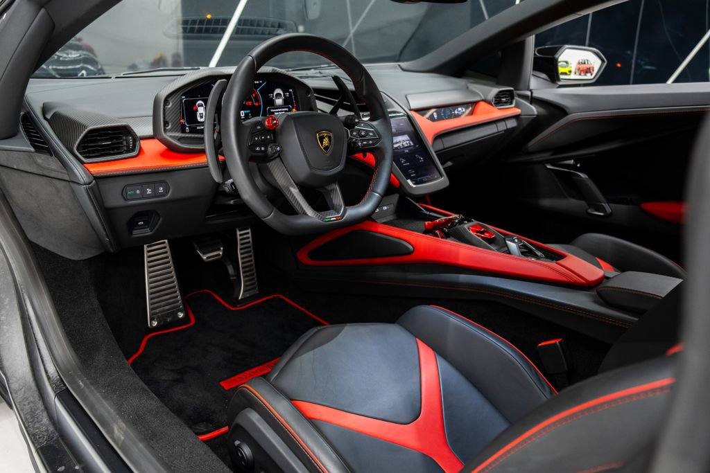 Used 2024 Lamborghini Revuelto image 30