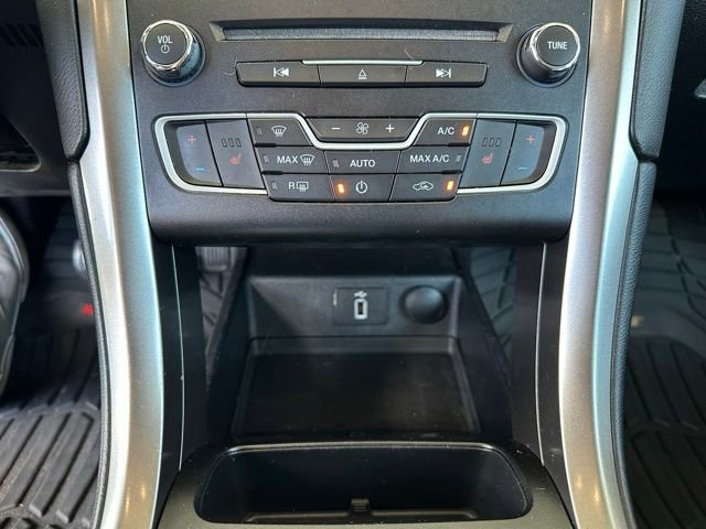 Used 2017 Ford Fusion SE w/ Fusion SE Technology Package FWD image 18
