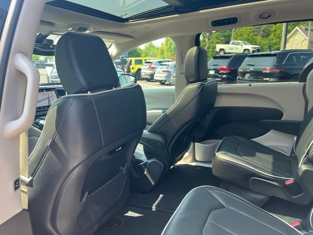 Used 2024 Chrysler Pacifica Limited AWD/4WD image 19