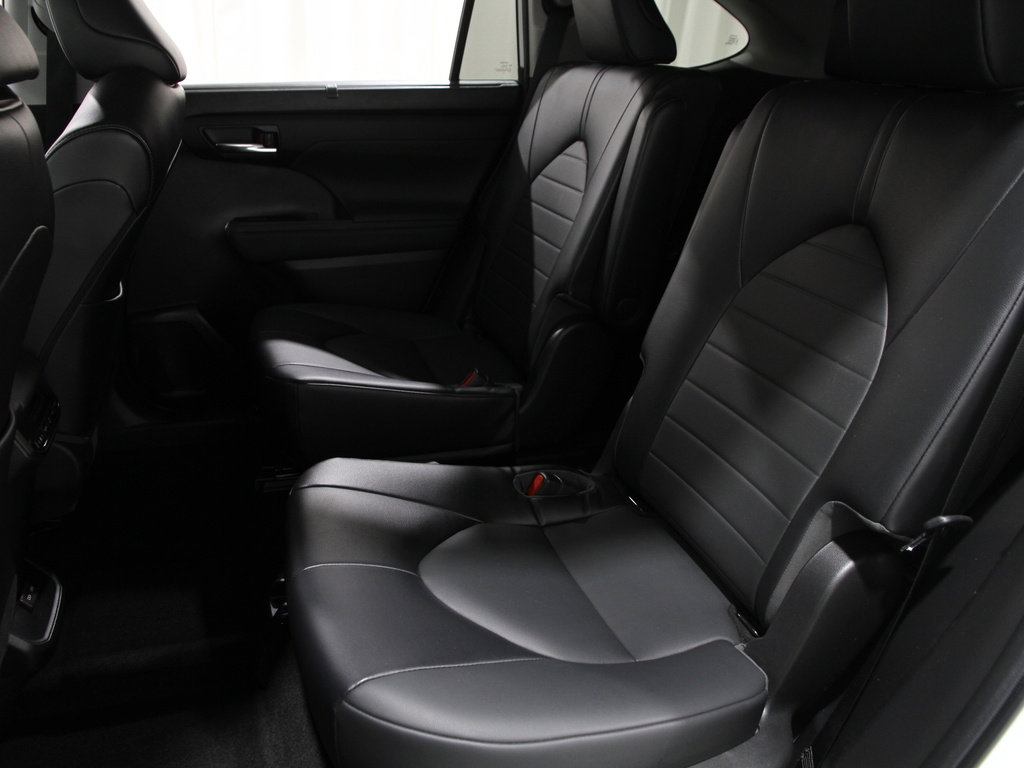Used 2022 Toyota Highlander XLE image 18