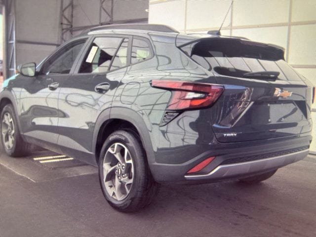 Used 2025 Chevrolet Trax LT FWD image 8