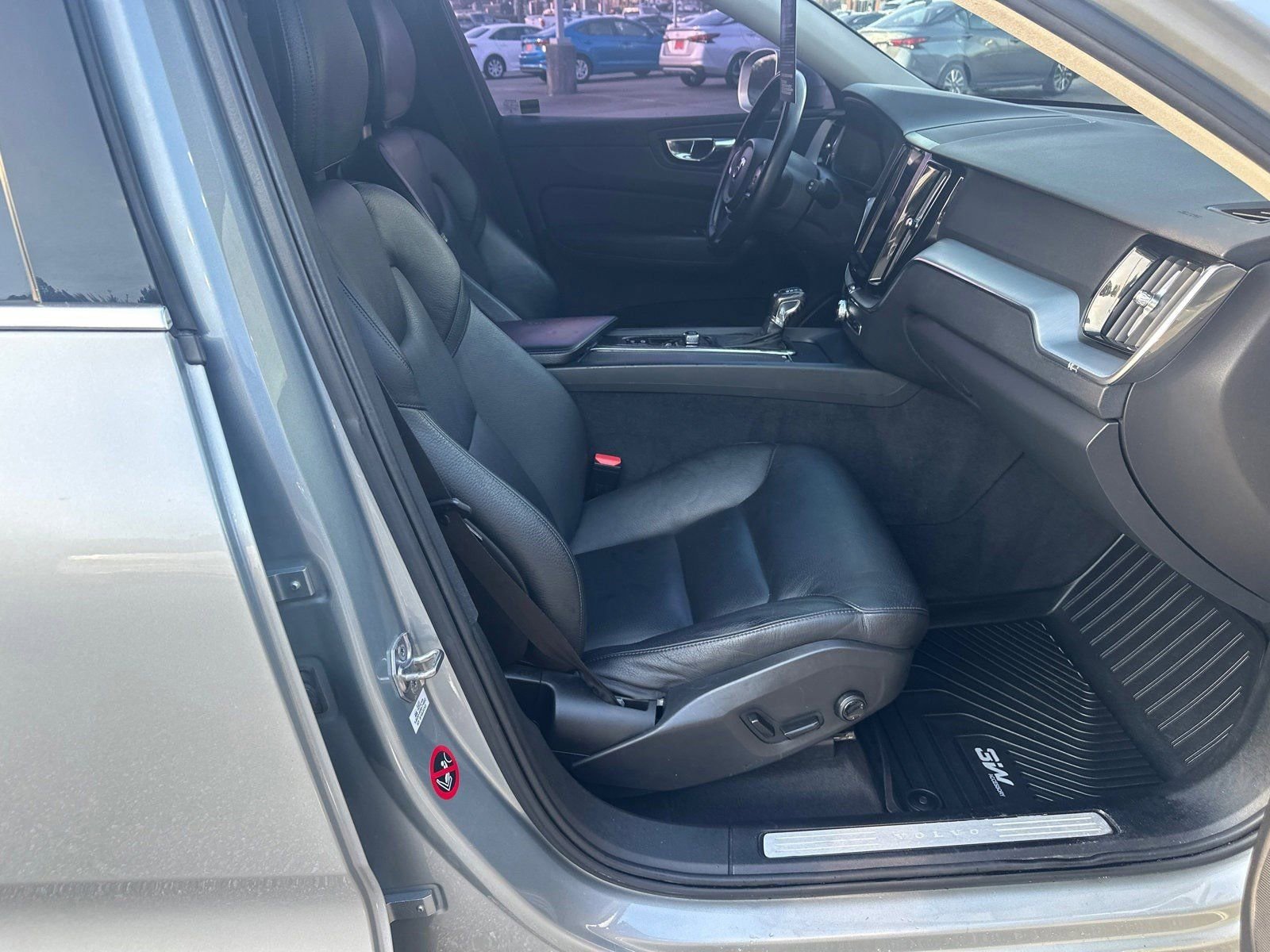 Used 2018 Volvo XC60 T5 Momentum w/ Convenience Package image 13