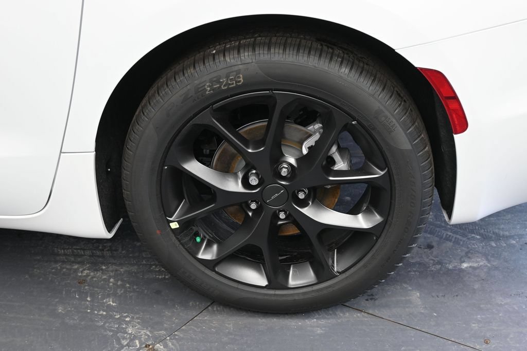 New 2027 Chrysler Pacifica Limited FWD image 11