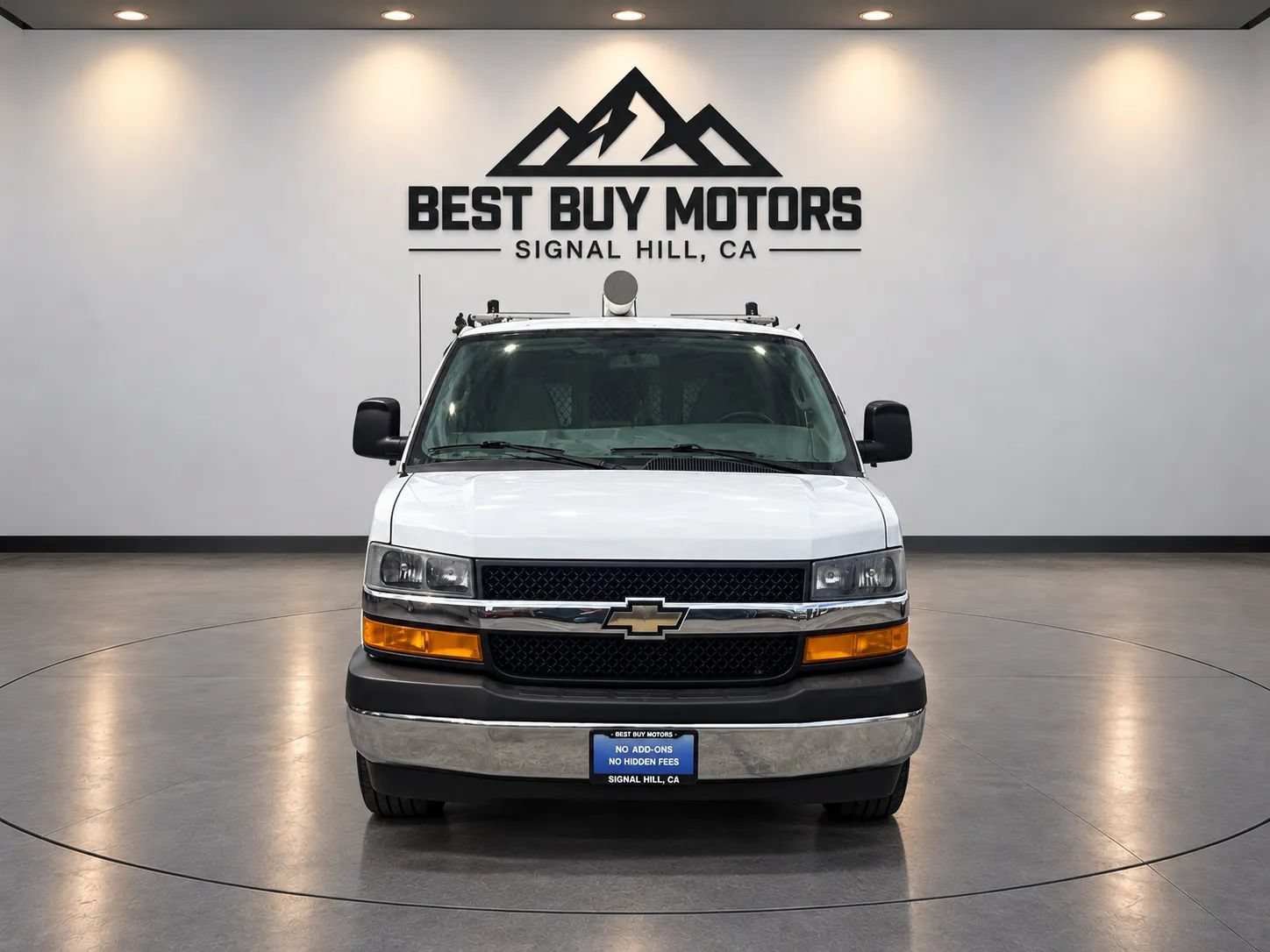Used 2018 Chevrolet Express 2500 w/ Driver Convenience Package RWD image 2