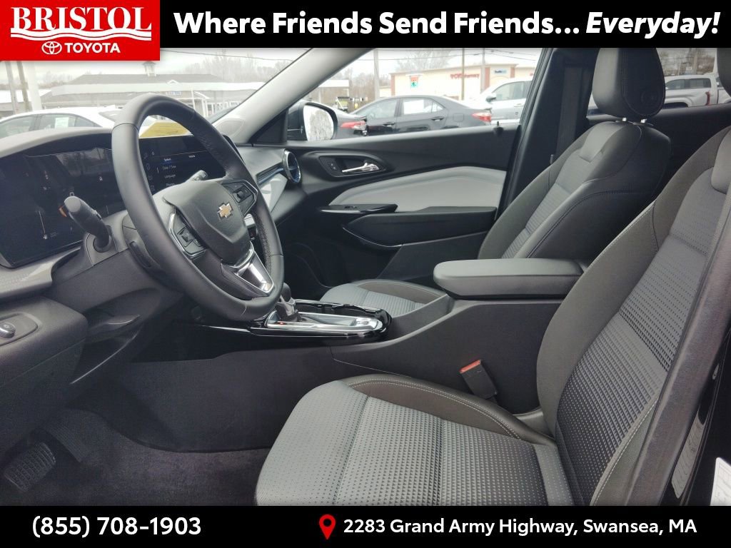 Used 2025 Chevrolet Trax LT w/ LT Convenience Package FWD image 14