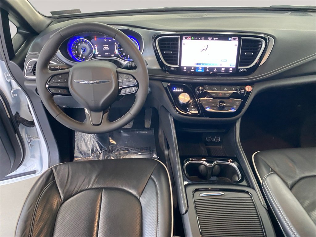 Used 2025 Chrysler Pacifica Limited image 10