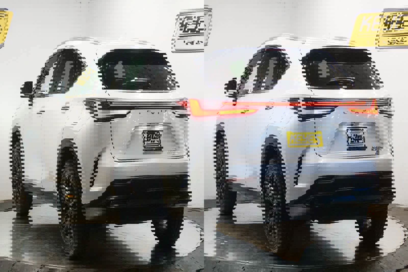 Used 2024 Lexus NX 450h+ Luxury image 2