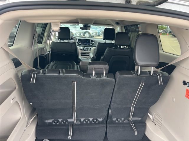 Used 2024 Chrysler Pacifica Touring-L image 7