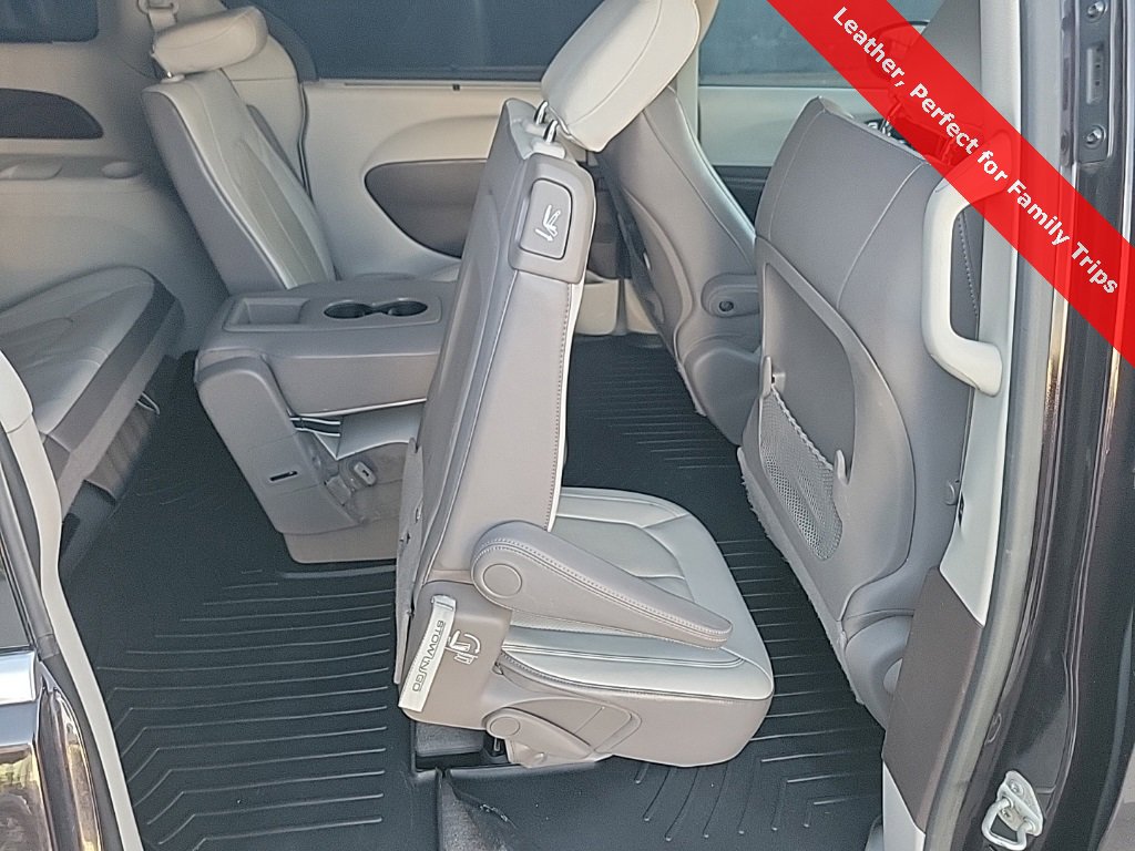 Used 2019 Chrysler Pacifica Touring-L image 41