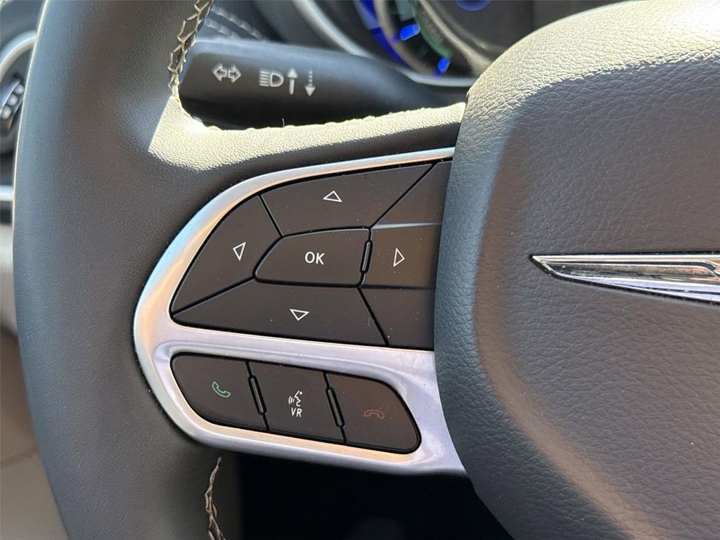 Used 2023 Chrysler Pacifica Touring-L image 34