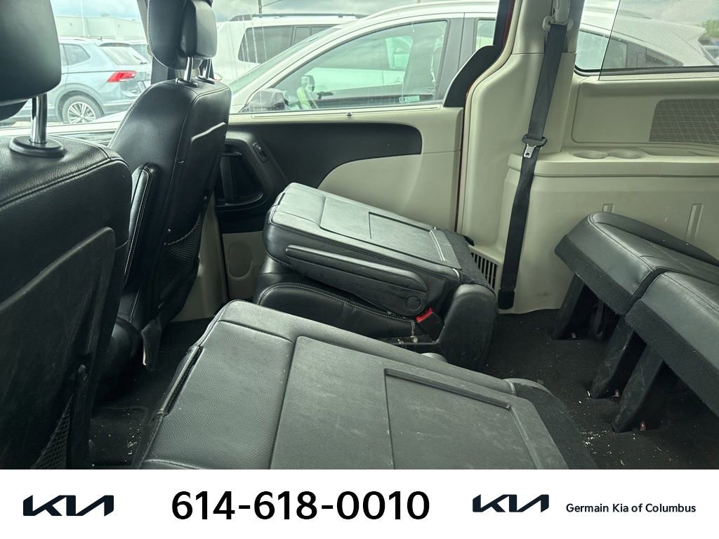Used 2014 Chrysler Town & Country Touring FWD image 10