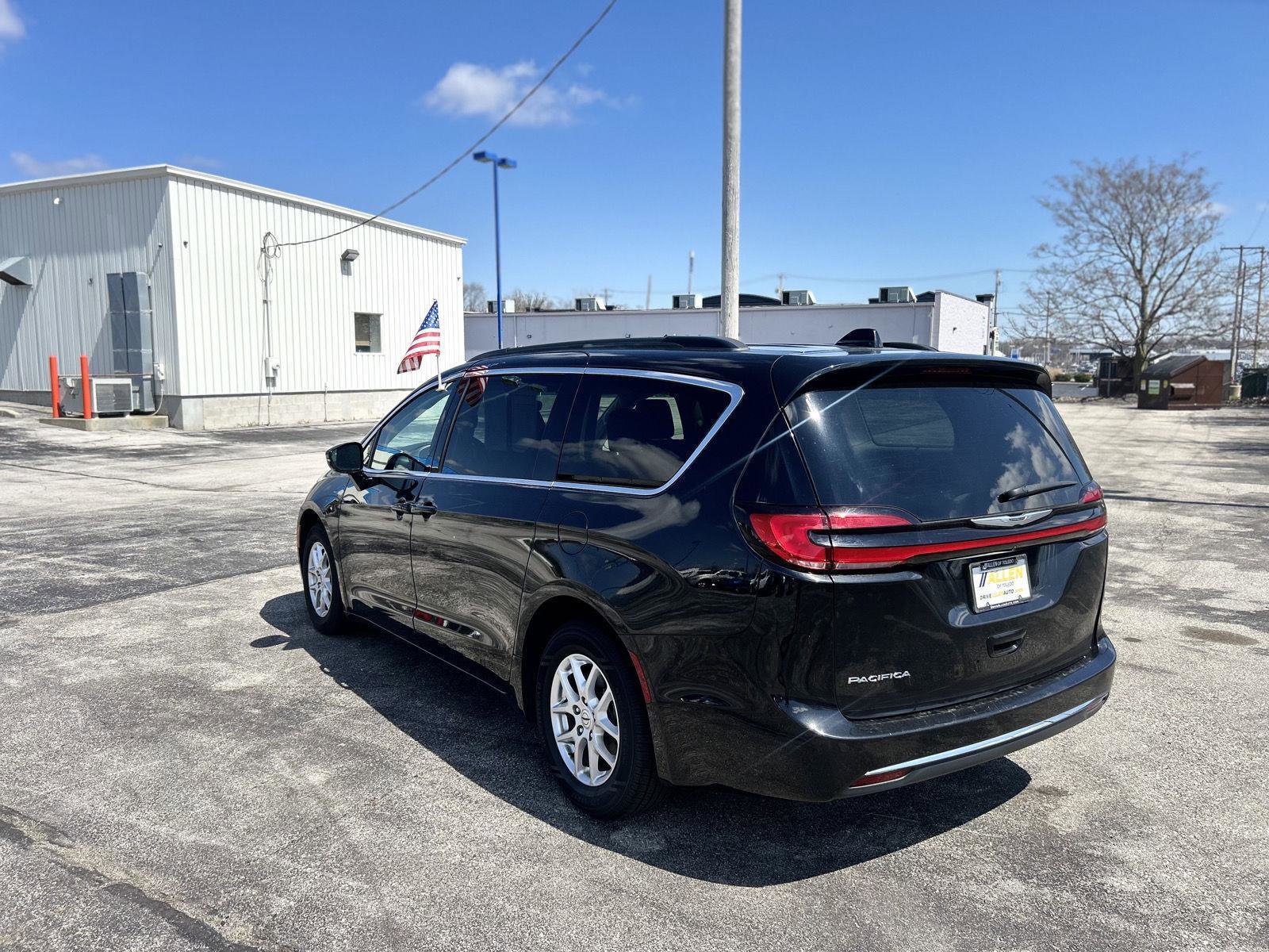 Used 2022 Chrysler Pacifica Touring-L FWD image 8