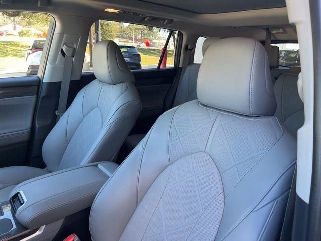 Used 2025 Toyota Highlander Platinum image 28