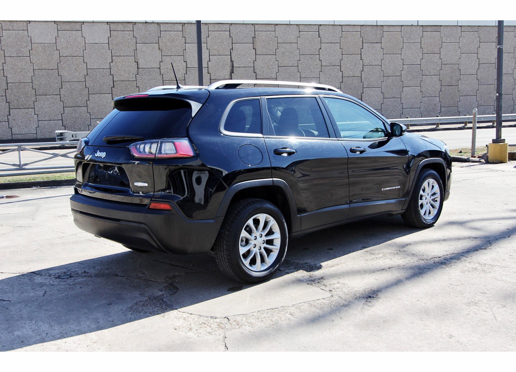 Used 2021 Jeep Cherokee Latitude FWD image 7