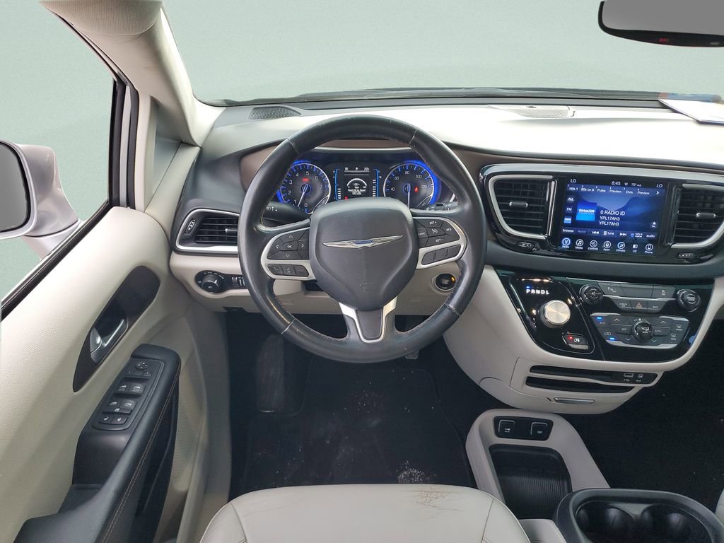 Used 2017 Chrysler Pacifica Touring-L w/ Tire & Wheel Group image 15