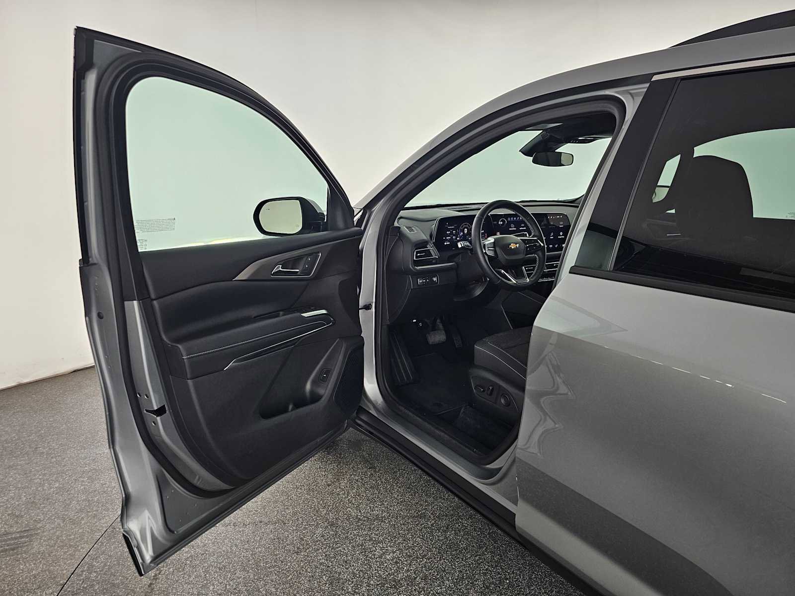 Used 2026 Chevrolet Traverse LT FWD image 21