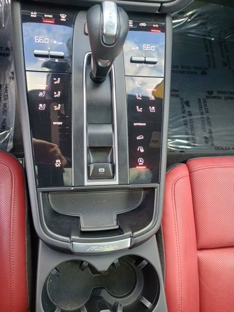 Used 2025 Porsche Macan AWD/4WD image 30