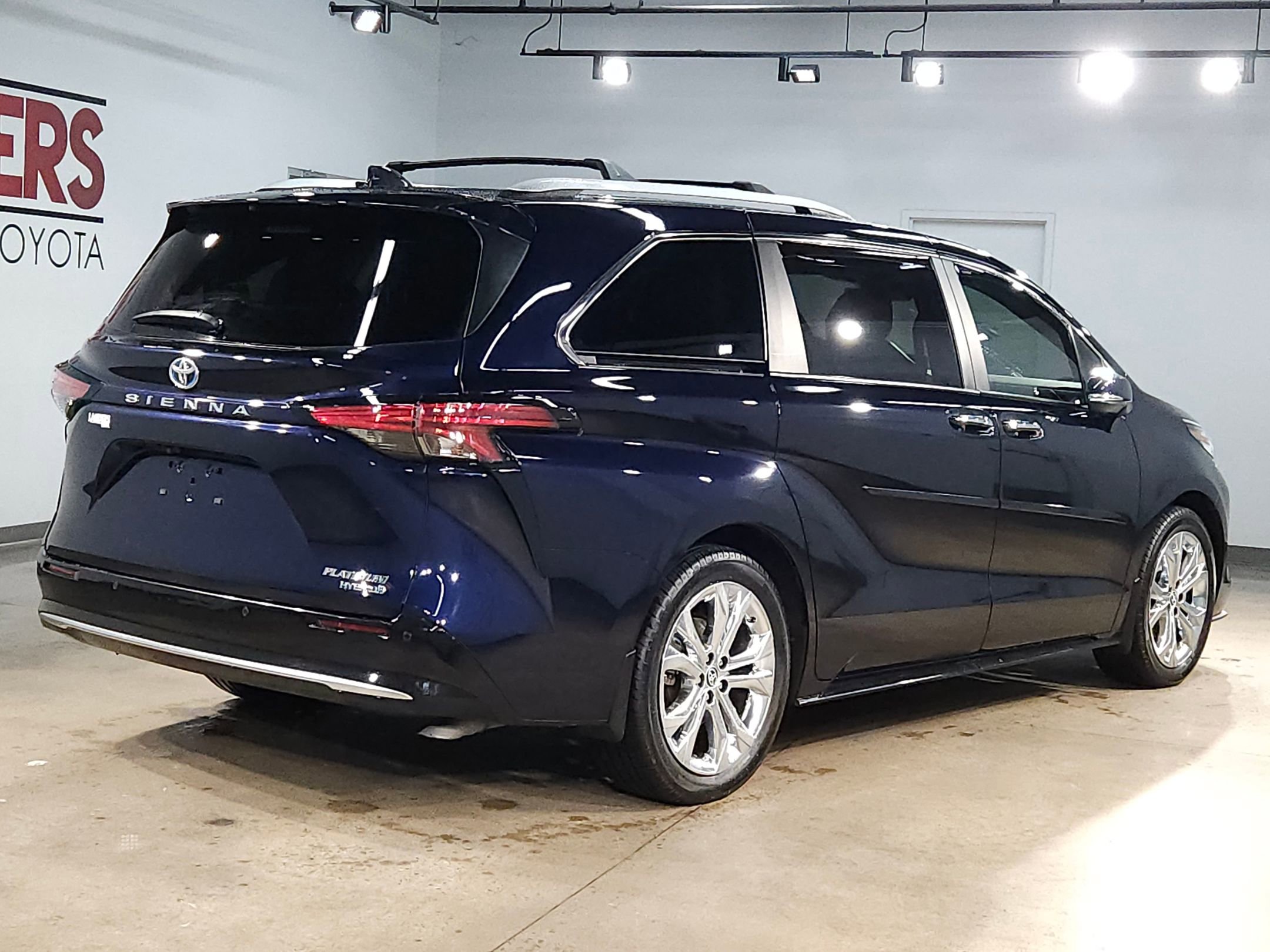 Used 2023 Toyota Sienna Platinum image 7