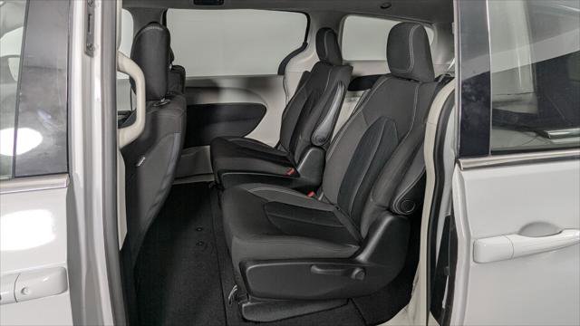 Used 2020 Chrysler Voyager LX image 16